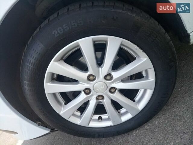 Білий Рено Флюенс, об'ємом двигуна 1.6 л та пробігом 149 тис. км за 7850 $, фото 6 на Automoto.ua