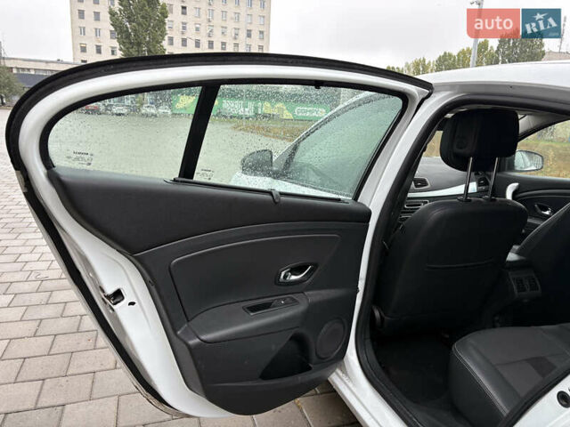 Белый Рено Флюенс, объемом двигателя 0 л и пробегом 138 тыс. км за 3300 $, фото 6 на Automoto.ua