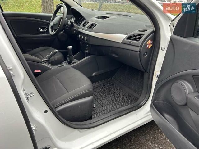 Білий Рено Флюенс, об'ємом двигуна 1.6 л та пробігом 127 тис. км за 7400 $, фото 20 на Automoto.ua