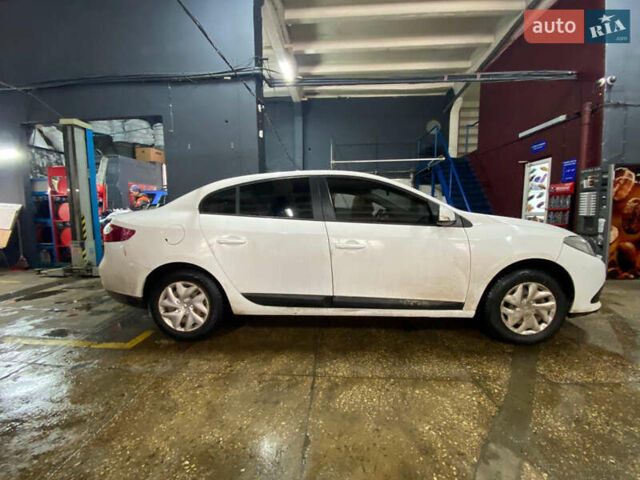 Белый Рено Флюенс, объемом двигателя 1.6 л и пробегом 262 тыс. км за 4199 $, фото 5 на Automoto.ua