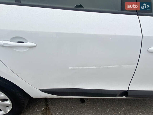 Белый Рено Флюенс, объемом двигателя 1.46 л и пробегом 198 тыс. км за 6500 $, фото 3 на Automoto.ua