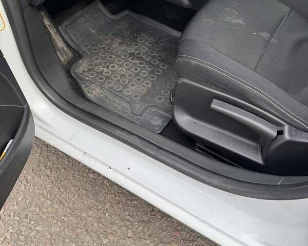 Белый Рено Флюенс, объемом двигателя 1.46 л и пробегом 270 тыс. км за 8000 $, фото 6 на Automoto.ua