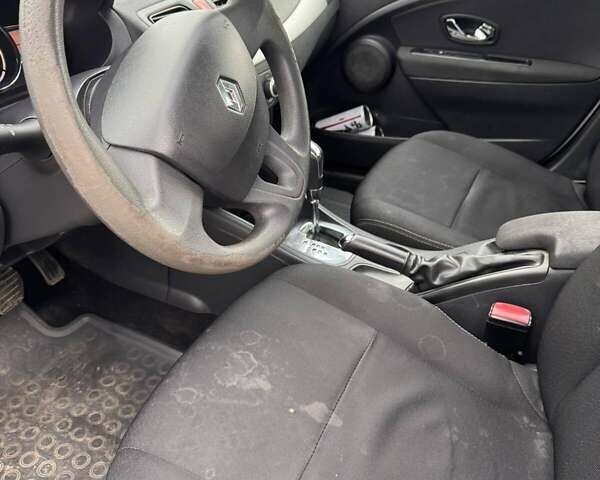 Белый Рено Флюенс, объемом двигателя 1.46 л и пробегом 270 тыс. км за 8000 $, фото 8 на Automoto.ua