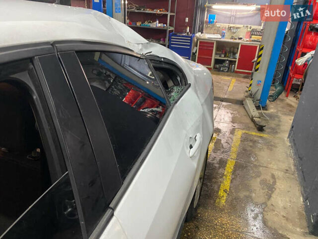 Белый Рено Флюенс, объемом двигателя 1.6 л и пробегом 262 тыс. км за 4199 $, фото 6 на Automoto.ua