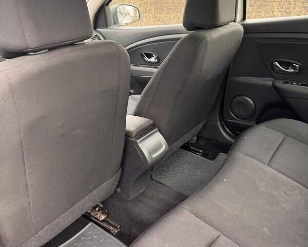 Белый Рено Флюенс, объемом двигателя 1.46 л и пробегом 270 тыс. км за 8000 $, фото 7 на Automoto.ua