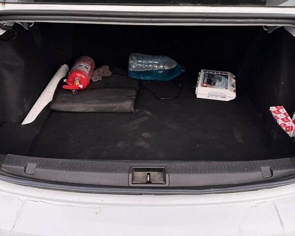 Белый Рено Флюенс, объемом двигателя 1.46 л и пробегом 270 тыс. км за 8000 $, фото 3 на Automoto.ua