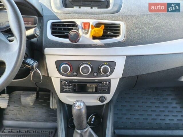 Білий Рено Флюенс, об'ємом двигуна 1.6 л та пробігом 107 тис. км за 7800 $, фото 8 на Automoto.ua
