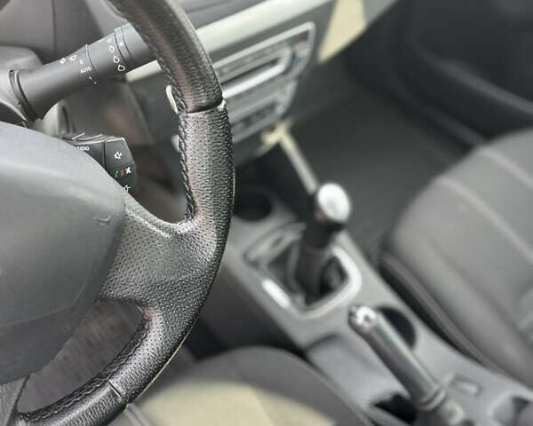 Рено Флюенс 2015 в Киеве на Automoto.ua Белый Рено Флюенс, объемом двигателя 1.6 л и пробегом 220 тыс. км за 7700 $, фото 8 на Automoto.ua