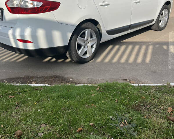 Рено Флюенс 2015 в Киеве на Automoto.ua Белый Рено Флюенс, объемом двигателя 1.6 л и пробегом 220 тыс. км за 7700 $, фото 4 на Automoto.ua