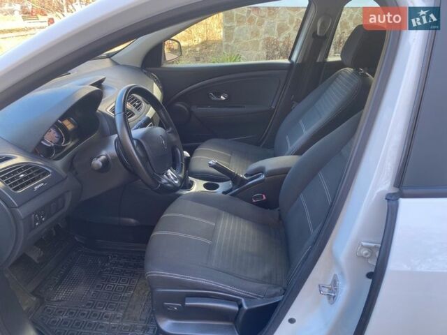 Білий Рено Флюенс, об'ємом двигуна 1.6 л та пробігом 225 тис. км за 6700 $, фото 16 на Automoto.ua