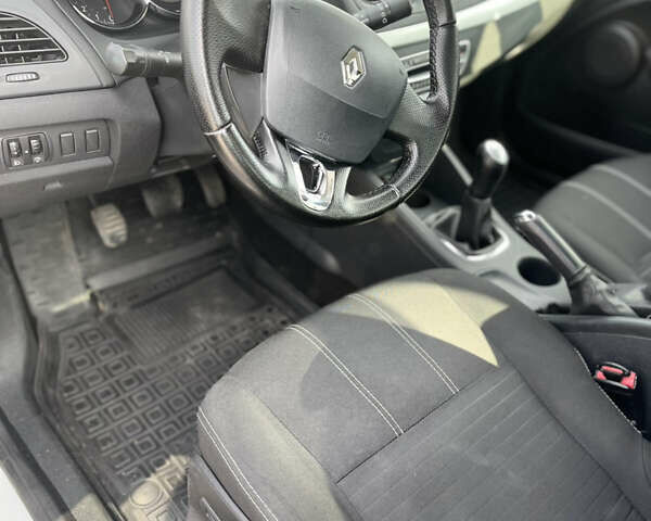 Рено Флюенс 2015 в Киеве на Automoto.ua Белый Рено Флюенс, объемом двигателя 1.6 л и пробегом 220 тыс. км за 7700 $, фото 7 на Automoto.ua