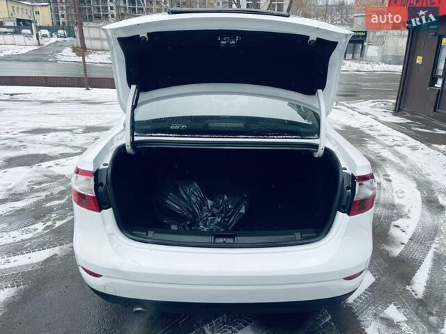Белый Рено Флюенс, объемом двигателя 1.6 л и пробегом 282 тыс. км за 6550 $, фото 9 на Automoto.ua