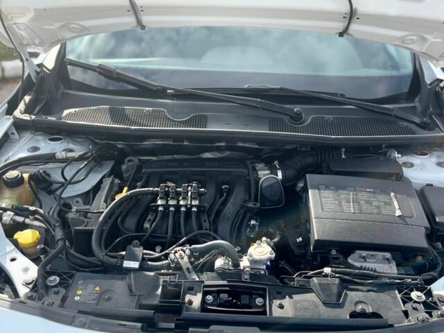 Білий Рено Флюенс, об'ємом двигуна 1.6 л та пробігом 220 тис. км за 7800 $, фото 5 на Automoto.ua