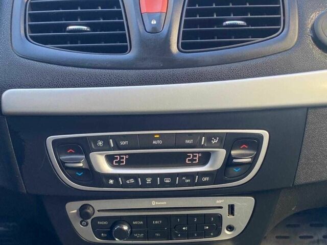 Белый Рено Флюенс, объемом двигателя 1.6 л и пробегом 225 тыс. км за 6500 $, фото 10 на Automoto.ua