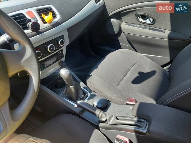 Белый Рено Флюенс, объемом двигателя 1.6 л и пробегом 102 тыс. км за 8000 $, фото 9 на Automoto.ua