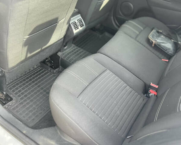 Рено Флюенс 2015 в Киеве на Automoto.ua Белый Рено Флюенс, объемом двигателя 1.6 л и пробегом 220 тыс. км за 7700 $, фото 12 на Automoto.ua