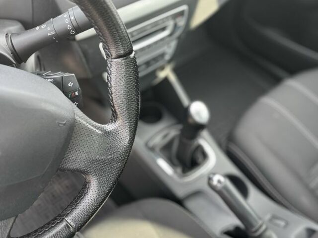 Рено Флюенс 2015 в Буче на Automoto.ua Белый Рено Флюенс, объемом двигателя 1.6 л и пробегом 215 тыс. км за 7500 $, фото 8 на Automoto.ua