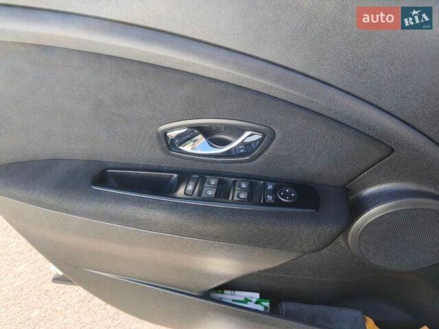 Білий Рено Флюенс, об'ємом двигуна 1.6 л та пробігом 107 тис. км за 7800 $, фото 11 на Automoto.ua