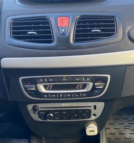 Белый Рено Флюенс, объемом двигателя 1.6 л и пробегом 225 тыс. км за 6500 $, фото 12 на Automoto.ua