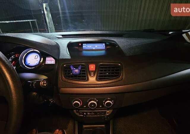 Белый Рено Флюенс, объемом двигателя 1.46 л и пробегом 156 тыс. км за 9600 $, фото 2 на Automoto.ua