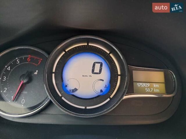 Белый Рено Флюенс, объемом двигателя 1.6 л и пробегом 176 тыс. км за 8300 $, фото 2 на Automoto.ua
