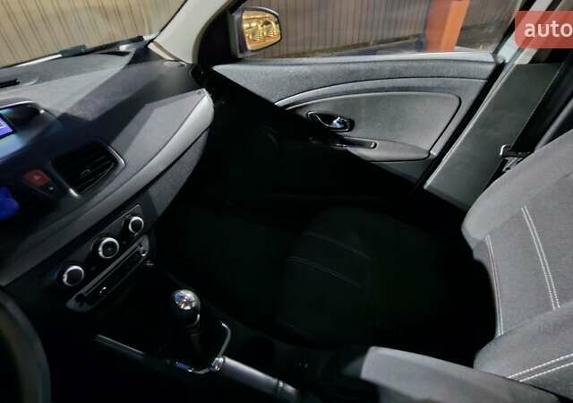 Белый Рено Флюенс, объемом двигателя 1.46 л и пробегом 156 тыс. км за 9600 $, фото 7 на Automoto.ua