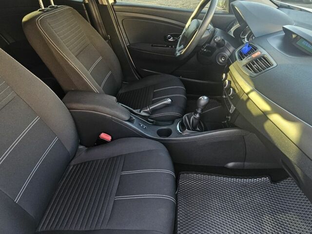 Белый Рено Флюенс, объемом двигателя 1.5 л и пробегом 155 тыс. км за 9600 $, фото 5 на Automoto.ua