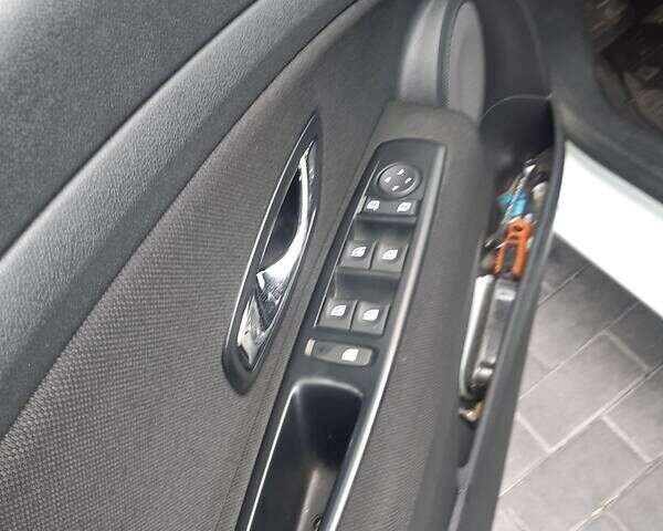 Белый Рено Флюенс, объемом двигателя 1.6 л и пробегом 176 тыс. км за 8300 $, фото 13 на Automoto.ua