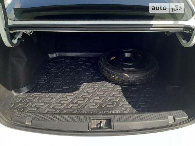 Белый Рено Флюенс, объемом двигателя 1.6 л и пробегом 176 тыс. км за 8300 $, фото 24 на Automoto.ua