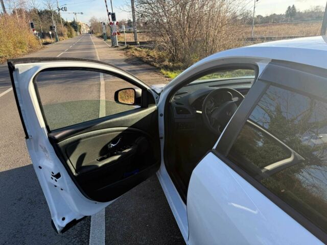 Білий Рено Флюенс, об'ємом двигуна 1.5 л та пробігом 251 тис. км за 9367 $, фото 2 на Automoto.ua
