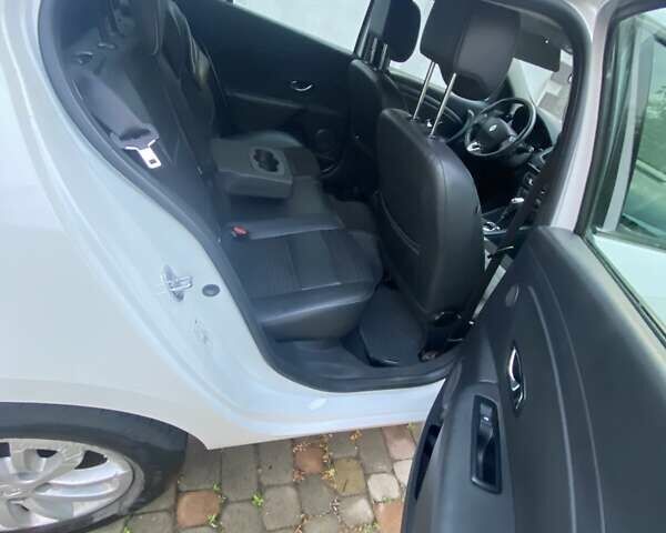 Білий Рено Флюенс, об'ємом двигуна 1.46 л та пробігом 149 тис. км за 10000 $, фото 5 на Automoto.ua