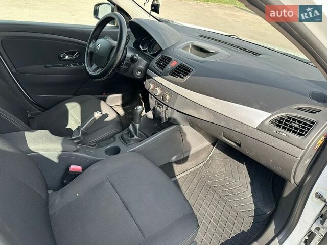 Белый Рено Флюенс, объемом двигателя 1.6 л и пробегом 152 тыс. км за 5300 $, фото 16 на Automoto.ua