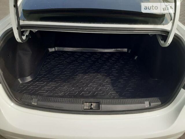 Белый Рено Флюенс, объемом двигателя 1.6 л и пробегом 176 тыс. км за 8300 $, фото 23 на Automoto.ua