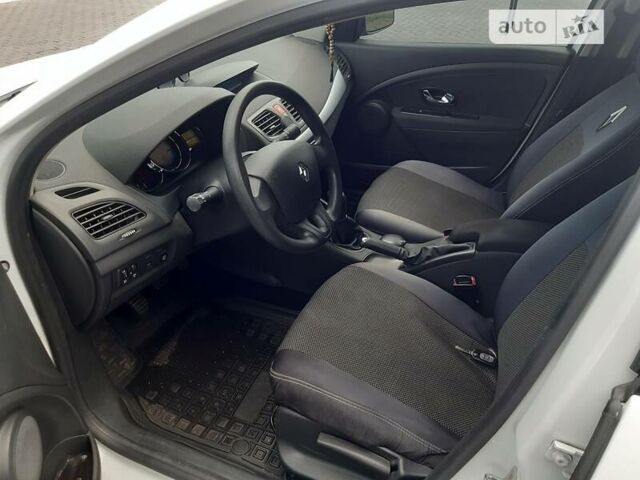 Белый Рено Флюенс, объемом двигателя 1.6 л и пробегом 176 тыс. км за 8300 $, фото 15 на Automoto.ua