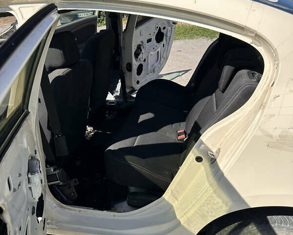 Бежевый Рено Флюенс, объемом двигателя 1.6 л и пробегом 130 тыс. км за 1500 $, фото 11 на Automoto.ua