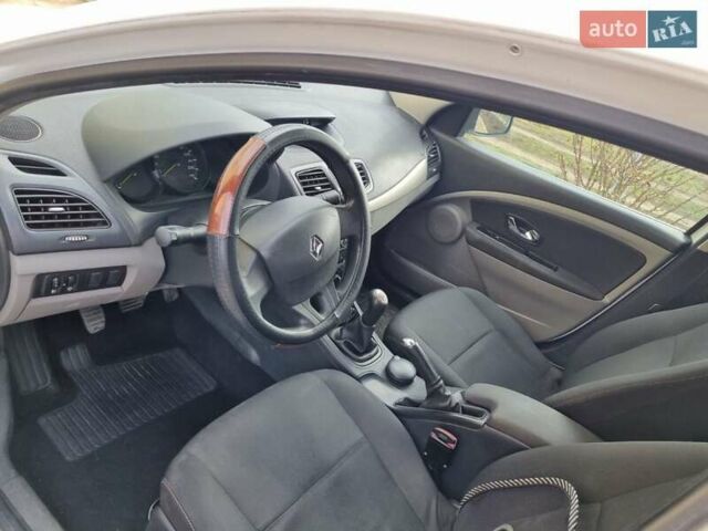 Рено Флюенс, объемом двигателя 1.6 л и пробегом 161 тыс. км за 7100 $, фото 6 на Automoto.ua