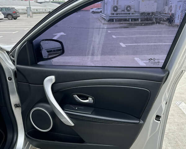 Сірий Рено Флюенс, об'ємом двигуна 1.6 л та пробігом 259 тис. км за 4500 $, фото 9 на Automoto.ua