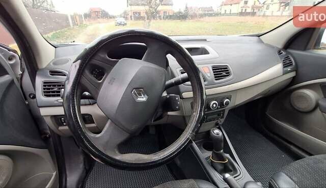 Серый Рено Флюенс, объемом двигателя 1.6 л и пробегом 300 тыс. км за 5800 $, фото 5 на Automoto.ua
