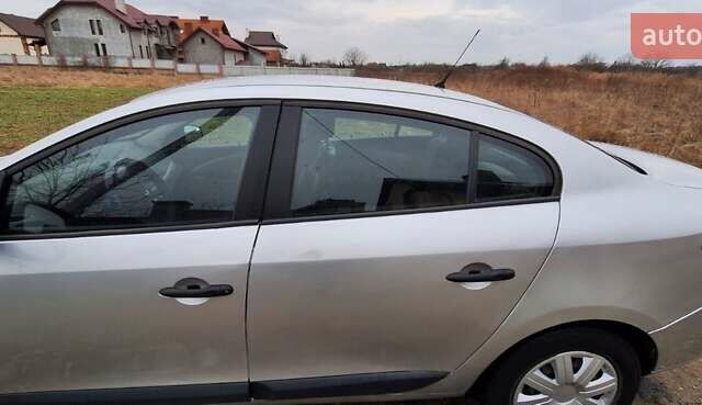 Серый Рено Флюенс, объемом двигателя 1.6 л и пробегом 300 тыс. км за 5800 $, фото 7 на Automoto.ua