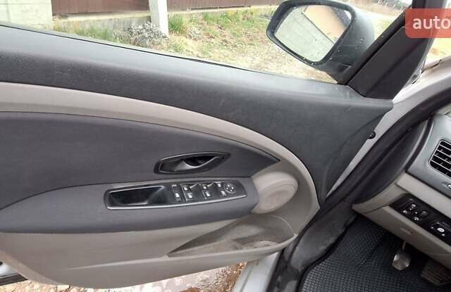 Серый Рено Флюенс, объемом двигателя 1.6 л и пробегом 300 тыс. км за 5800 $, фото 4 на Automoto.ua