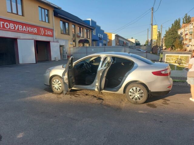 Серый Рено Флюенс, объемом двигателя 1.5 л и пробегом 228 тыс. км за 6000 $, фото 6 на Automoto.ua