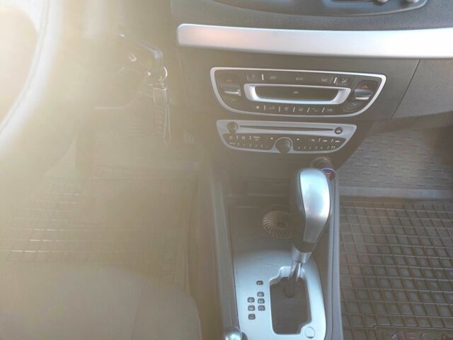 Серый Рено Флюенс, объемом двигателя 1.5 л и пробегом 228 тыс. км за 6000 $, фото 11 на Automoto.ua