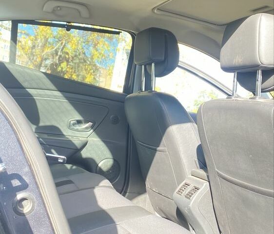 Серый Рено Флюенс, объемом двигателя 1.5 л и пробегом 300 тыс. км за 6000 $, фото 10 на Automoto.ua