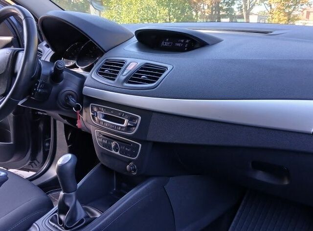 Сірий Рено Флюенс, об'ємом двигуна 1.6 л та пробігом 400 тис. км за 5650 $, фото 4 на Automoto.ua