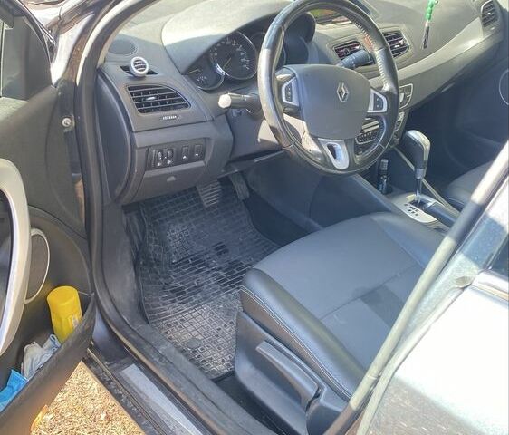Серый Рено Флюенс, объемом двигателя 1.5 л и пробегом 300 тыс. км за 6000 $, фото 16 на Automoto.ua