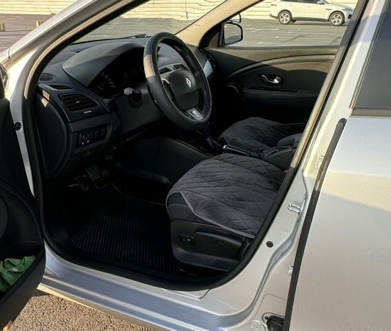 Серый Рено Флюенс, объемом двигателя 1.6 л и пробегом 272 тыс. км за 5200 $, фото 7 на Automoto.ua