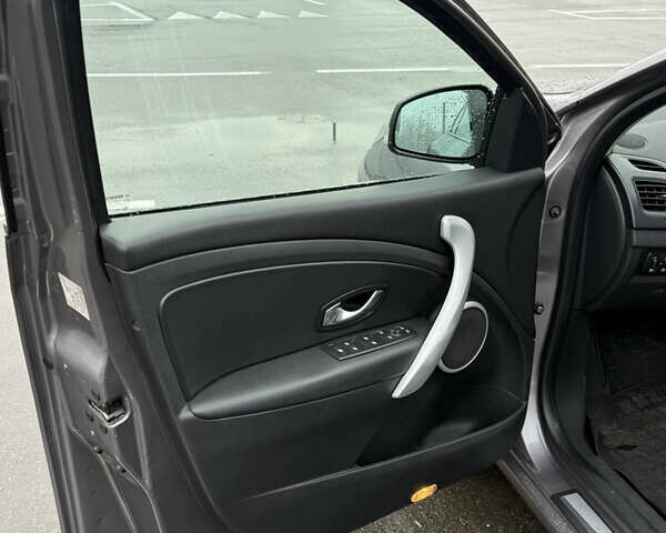 Сірий Рено Флюенс, об'ємом двигуна 2 л та пробігом 171 тис. км за 6900 $, фото 5 на Automoto.ua