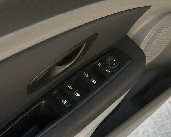 Сірий Рено Флюенс, об'ємом двигуна 1.6 л та пробігом 92 тис. км за 6400 $, фото 5 на Automoto.ua