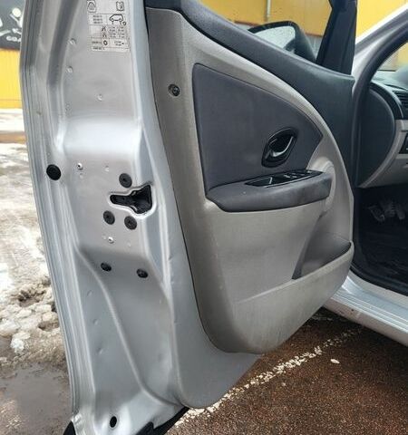 Серый Рено Флюенс, объемом двигателя 1.6 л и пробегом 300 тыс. км за 6500 $, фото 7 на Automoto.ua