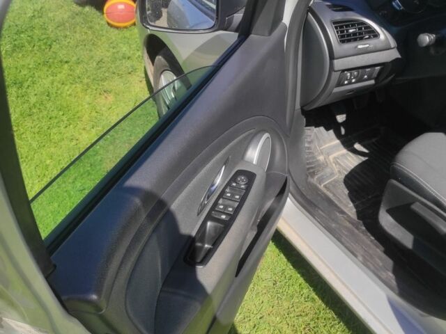 Серый Рено Флюенс, объемом двигателя 0 л и пробегом 216 тыс. км за 5700 $, фото 2 на Automoto.ua